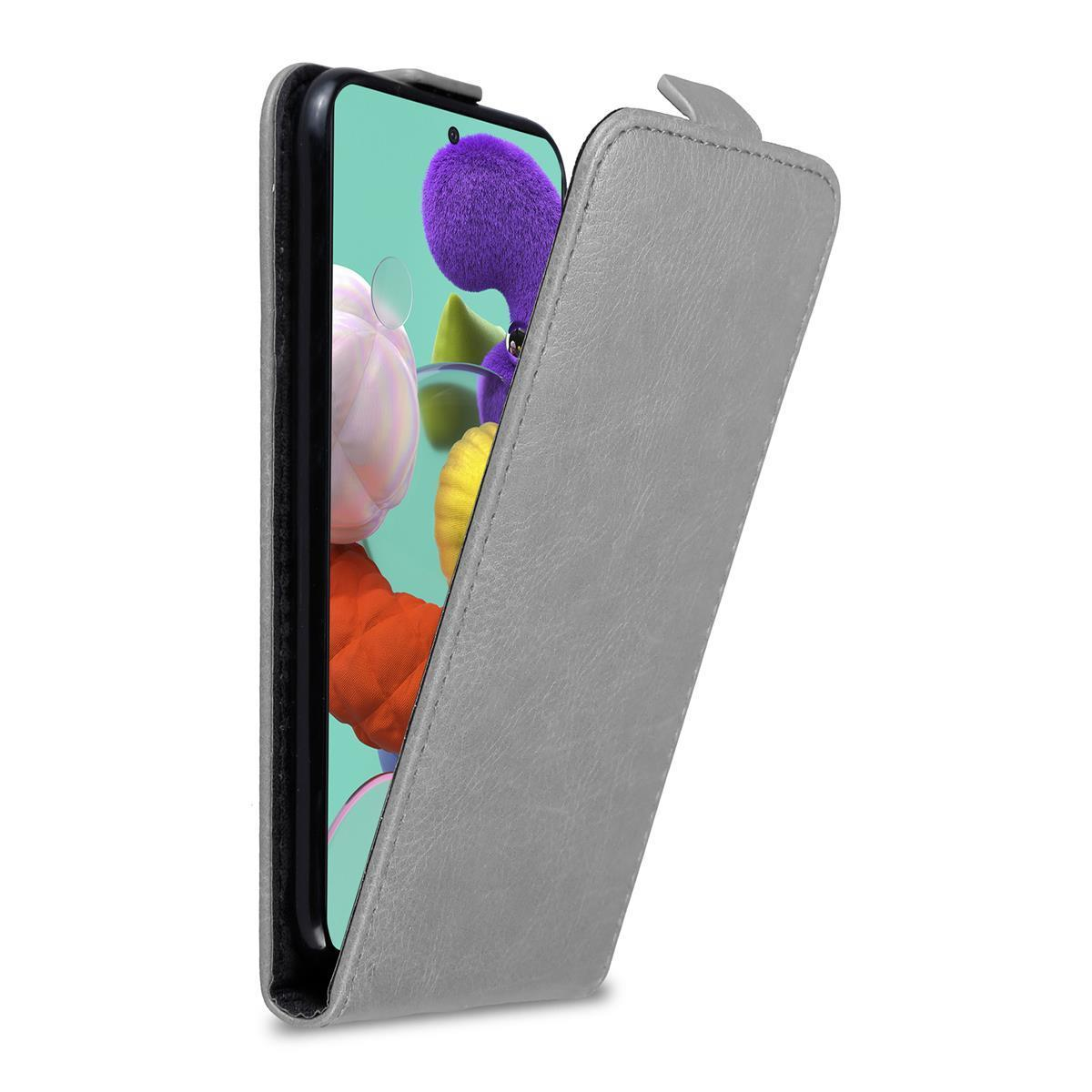 Graue Handyhülle, offen, zeigt ein Telefon mit buntem Hintergrund mit lila und gelben Elementen.