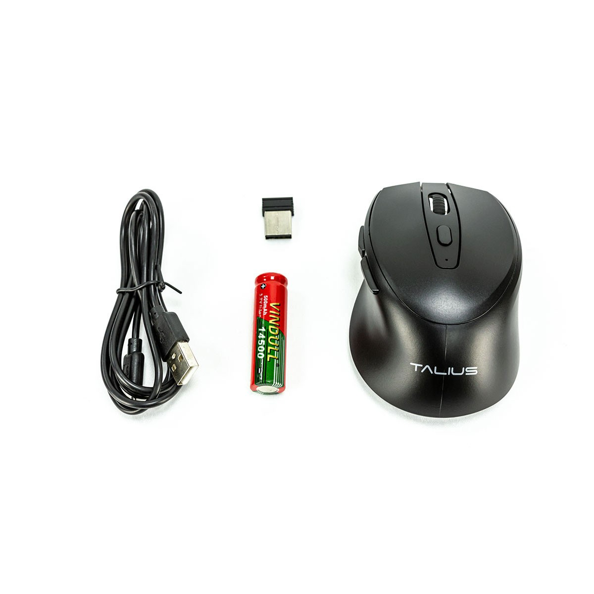 Draadloze muis, oplaadkabel, batterij en USB-ontvanger. Witte achtergrond.