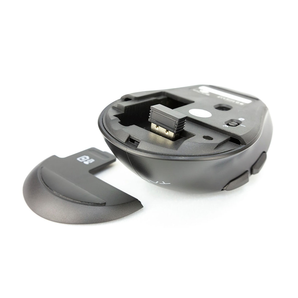 Een zwarte, open draadloze muis met een USB-ontvanger. Het batterijcompartiment is open.