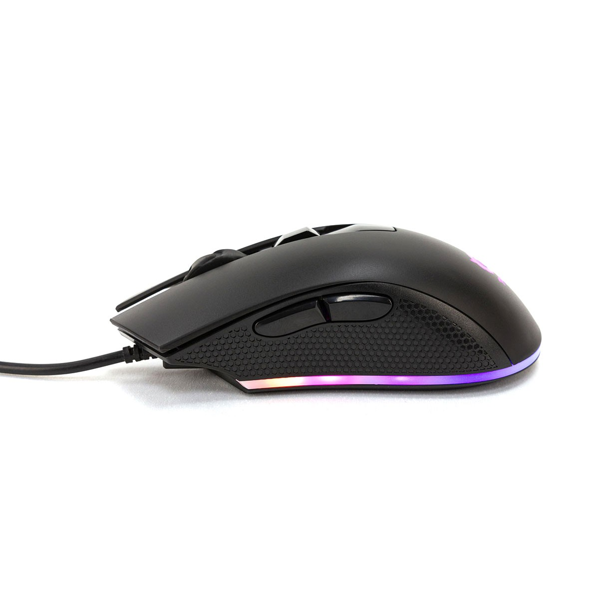 Mouse da gioco nero con illuminazione RGB. Pulsanti laterali e rotella di scorrimento visibili. Sfondo bianco.