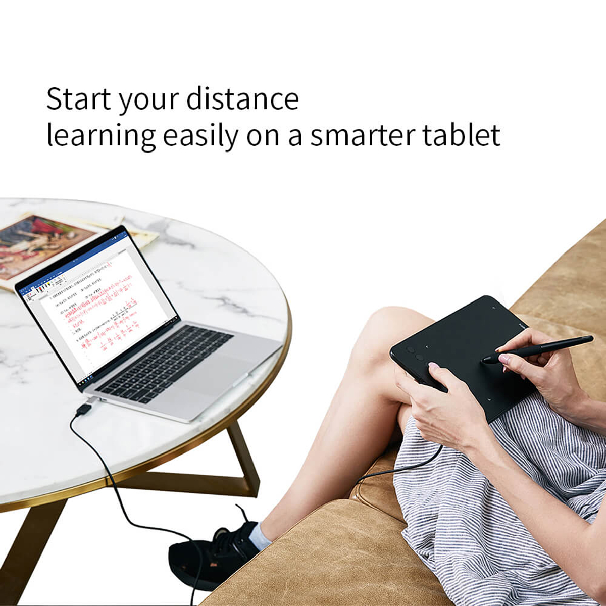Eine Person, die einen Laptop verwendet, der mit einem Tablet verbunden ist. Ein Stift berührt das Tablet.