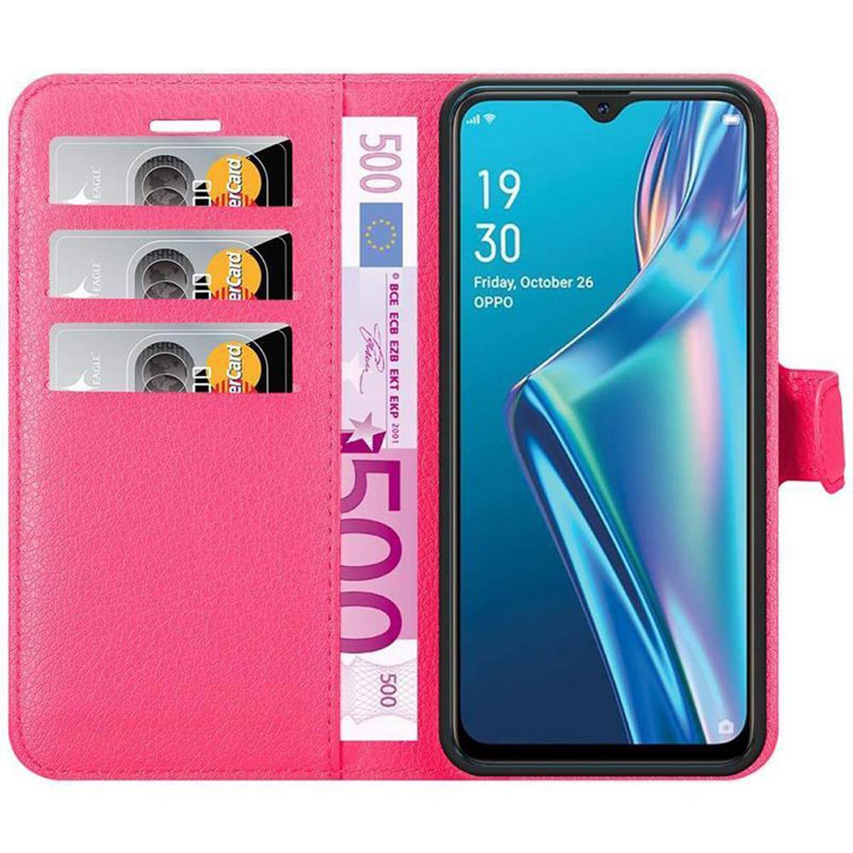 Custodia rosa per telefono aperta, con telefono e carte all'interno. Mostra una banconota e una carta di credito.