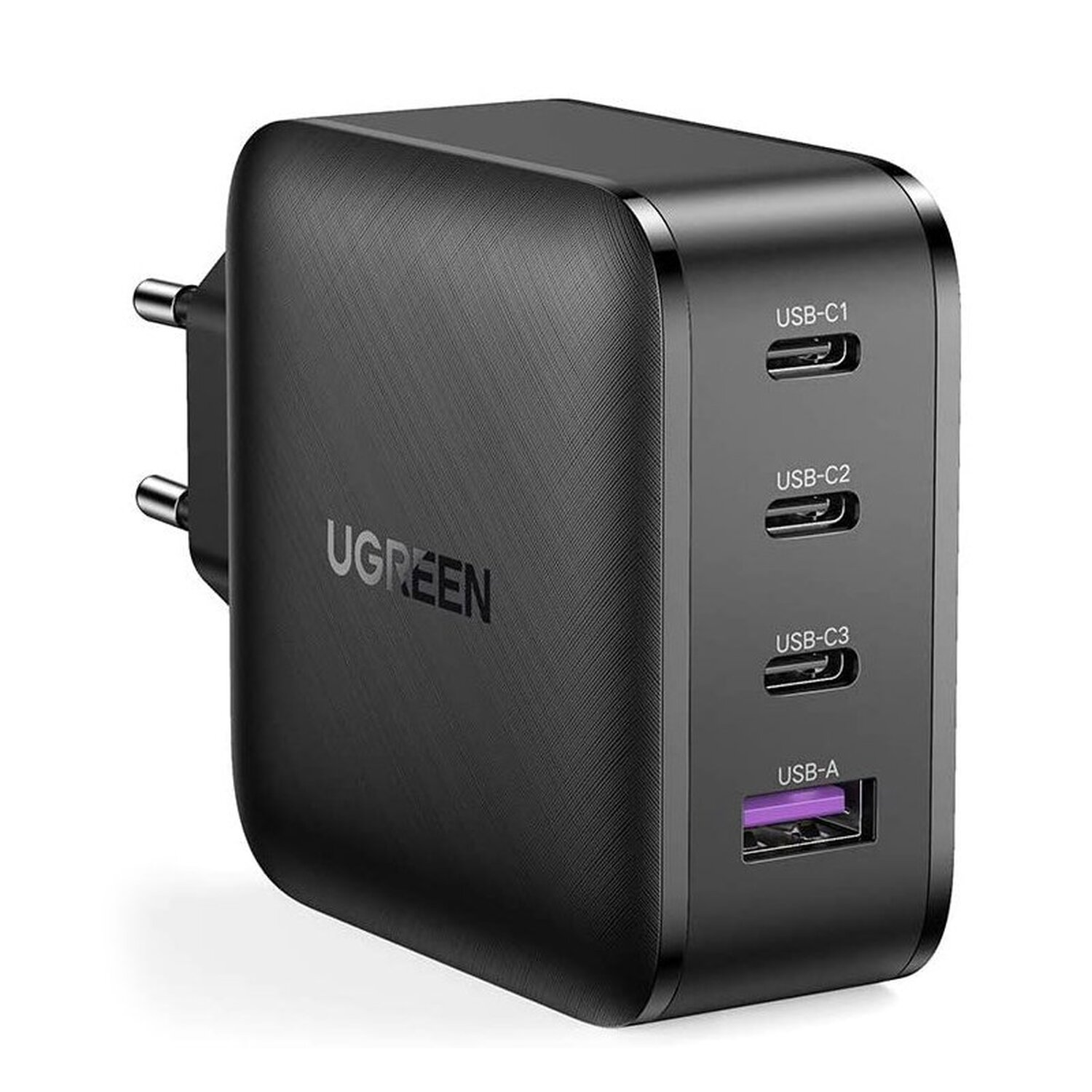 Ein schwarzes UGREEN-Ladegerät mit mehreren USB-Anschlüssen, beschriftet mit USB-C1, USB-C2, USB-C3 und USB-A. Es hat Stifte.