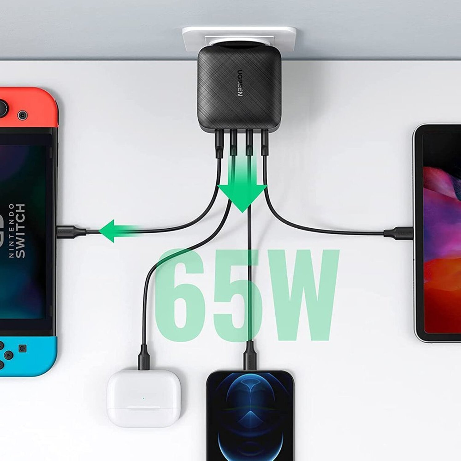 Eine Ladestation mit mehreren angeschlossenen Geräten. Eine Nintendo Switch, ein Tablet und andere Geräte laden.