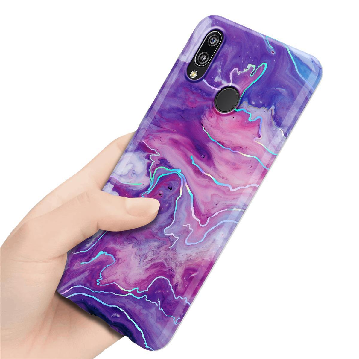 Mano che tiene un telefono con una custodia a fantasia. La custodia ha un design a marmo viola.