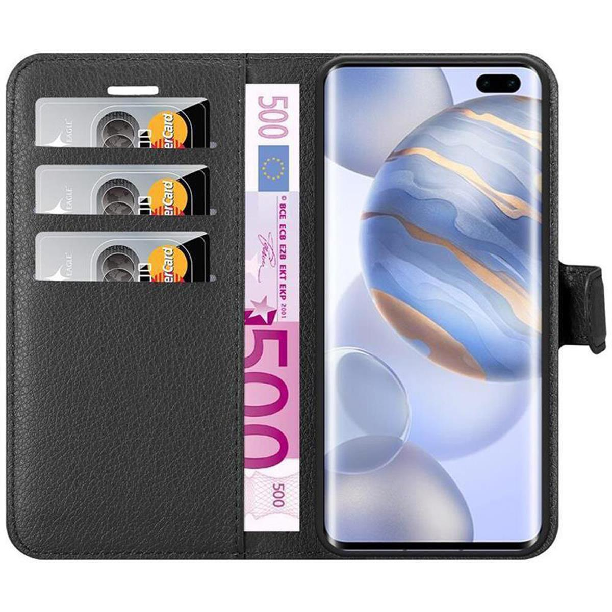 Schwarzes Telefon in schwarzer Brieftasche mit Karten und Euro-Schein. Schwarzer Hintergrund.