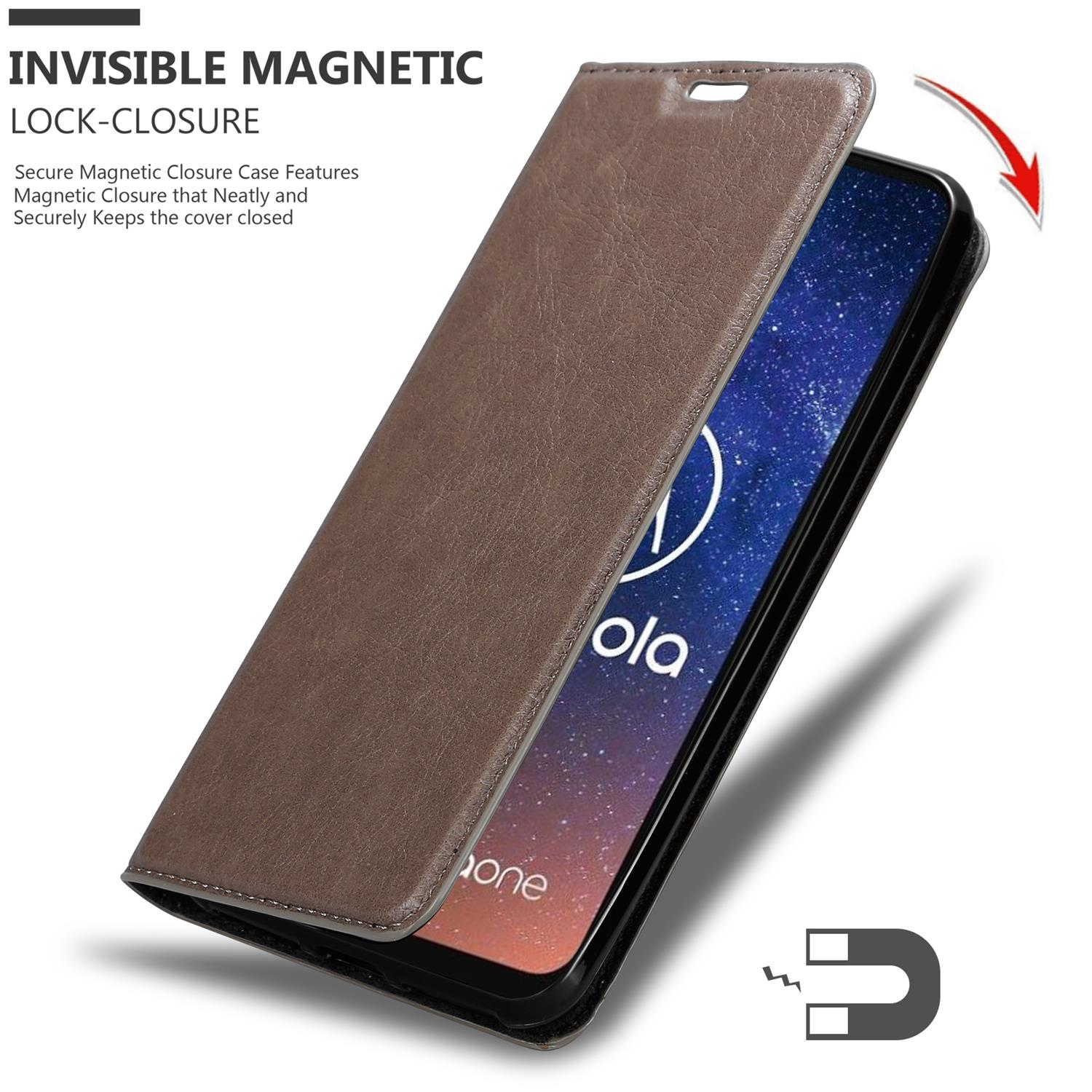 Braune Leder-Handyhülle geöffnet, zeigt ein Telefon mit Sternenhintergrund. Eine Magnetgrafik wird gezeigt.