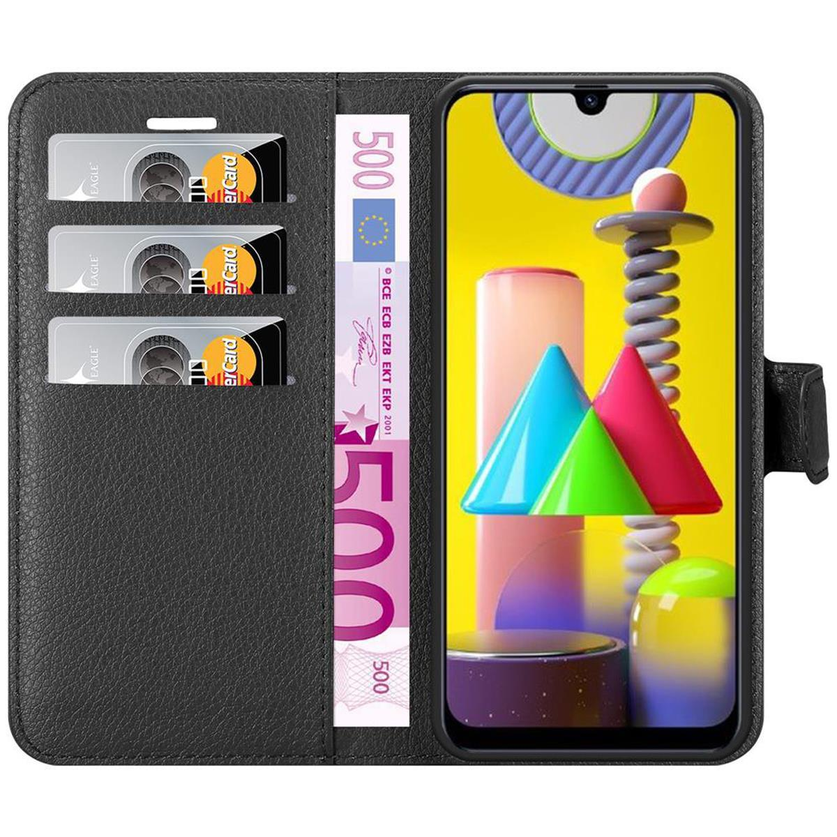 Schwarze Brieftasche mit Kartenfächern und Geld. Ein Telefon mit farbenfrohem, abstrakten Display befindet sich im Inneren.
