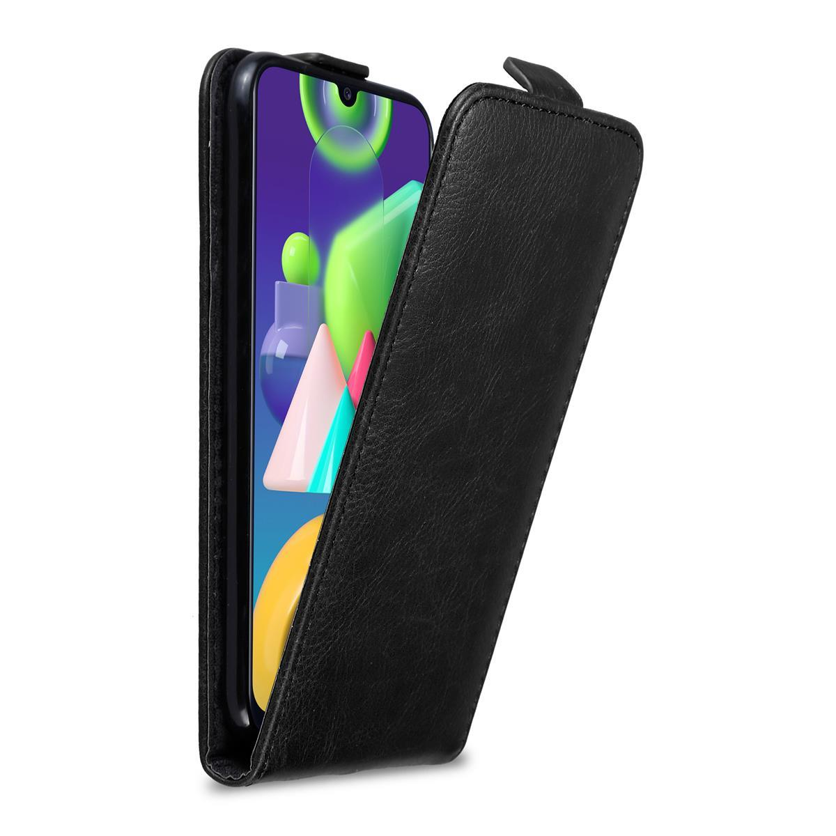 Schwarze Handyhülle, offen, um ein Telefon mit buntem Bildschirm zu zeigen. Weißer Hintergrund.