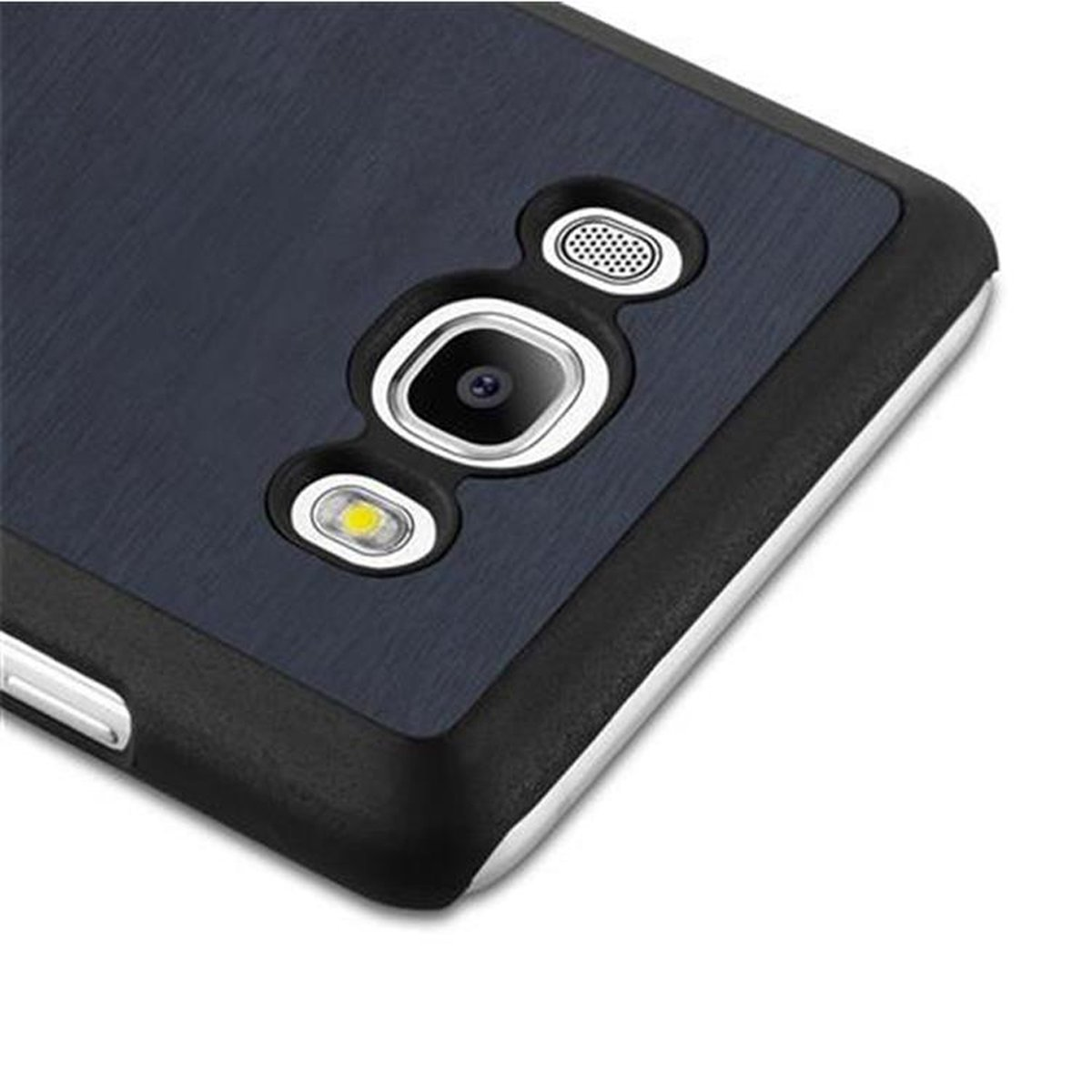 Primo piano del retro del telefono. Blu navy con cornice nera. Fotocamera al centro con dettagli.