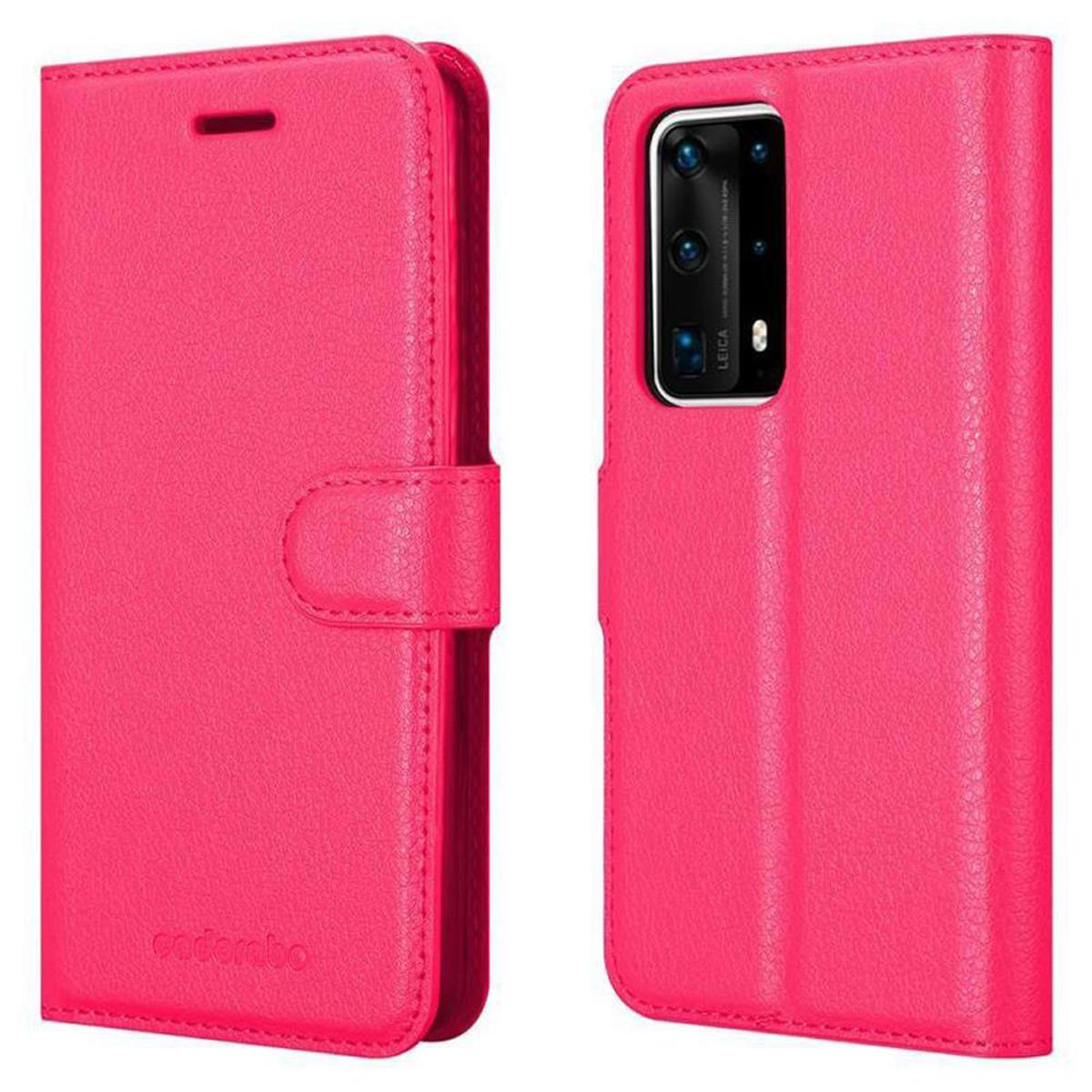Custodia rosa, chiusa e aperta, che mostra la fotocamera del telefono. La custodia ha una chiusura a bottone.