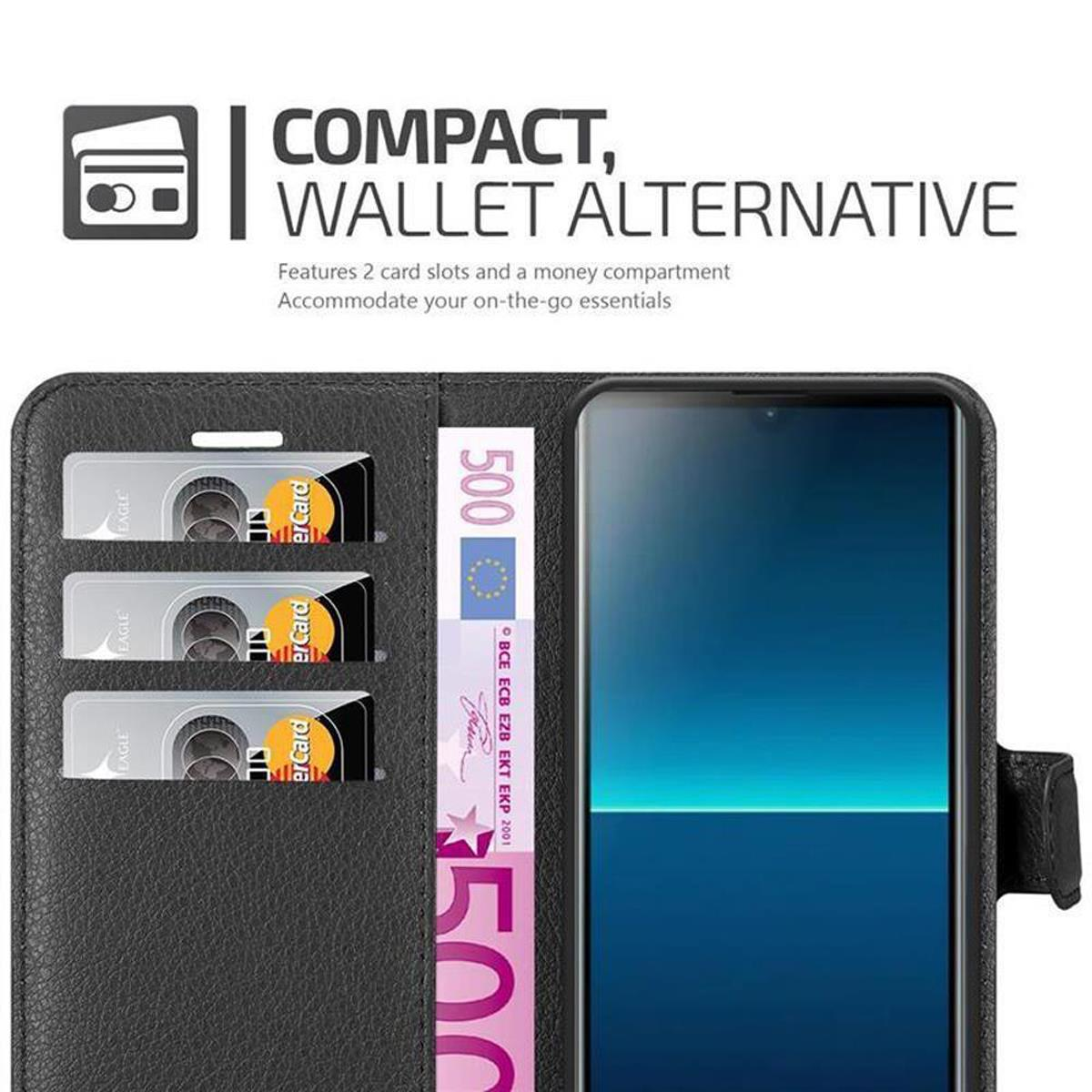 Un portafoglio con 2 slot per carte, un vano per banconote e uno smartphone. Il portafoglio è nero.