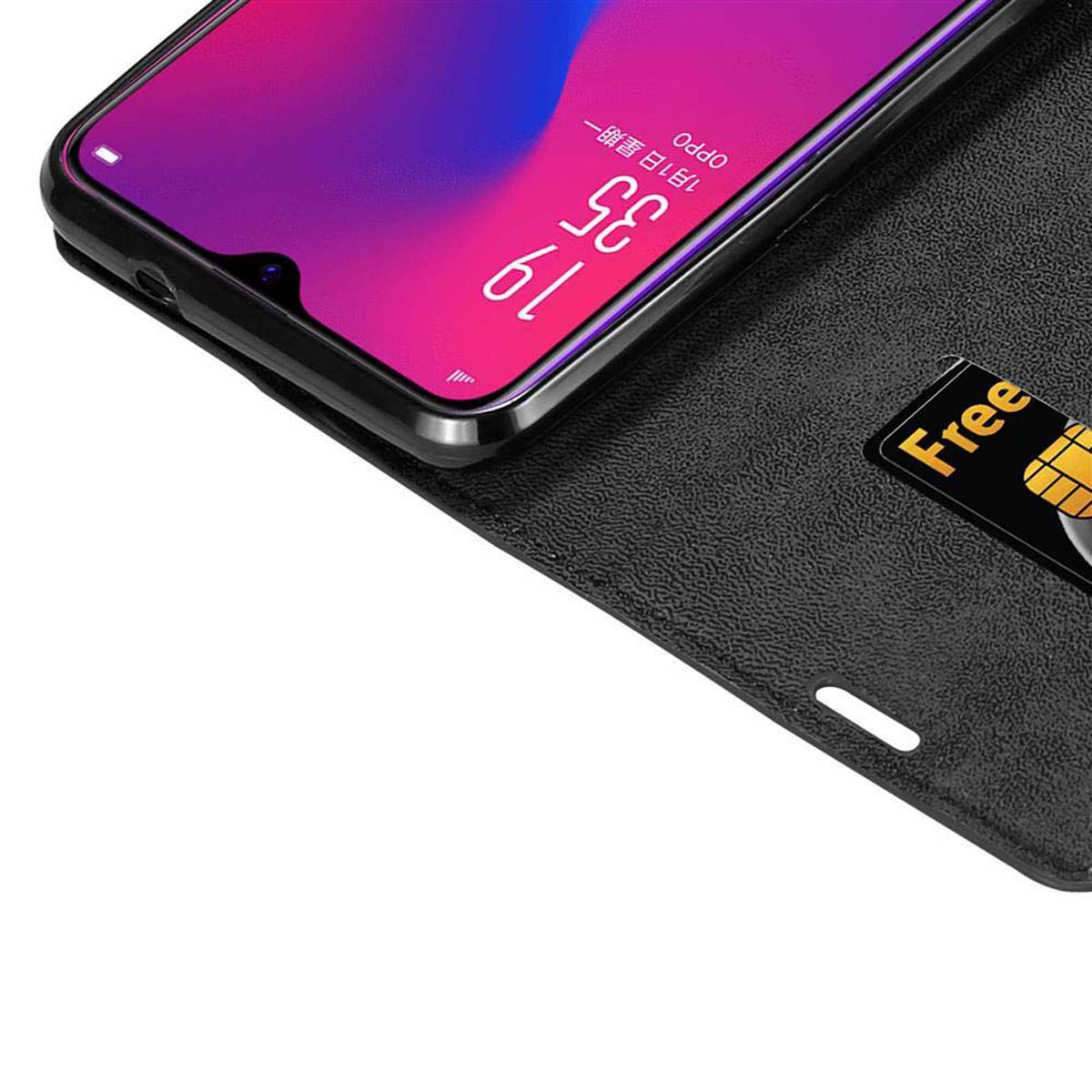 Telefono nero in una custodia, aperto, con una carta di credito. Il telefono mostra l'ora e la data.