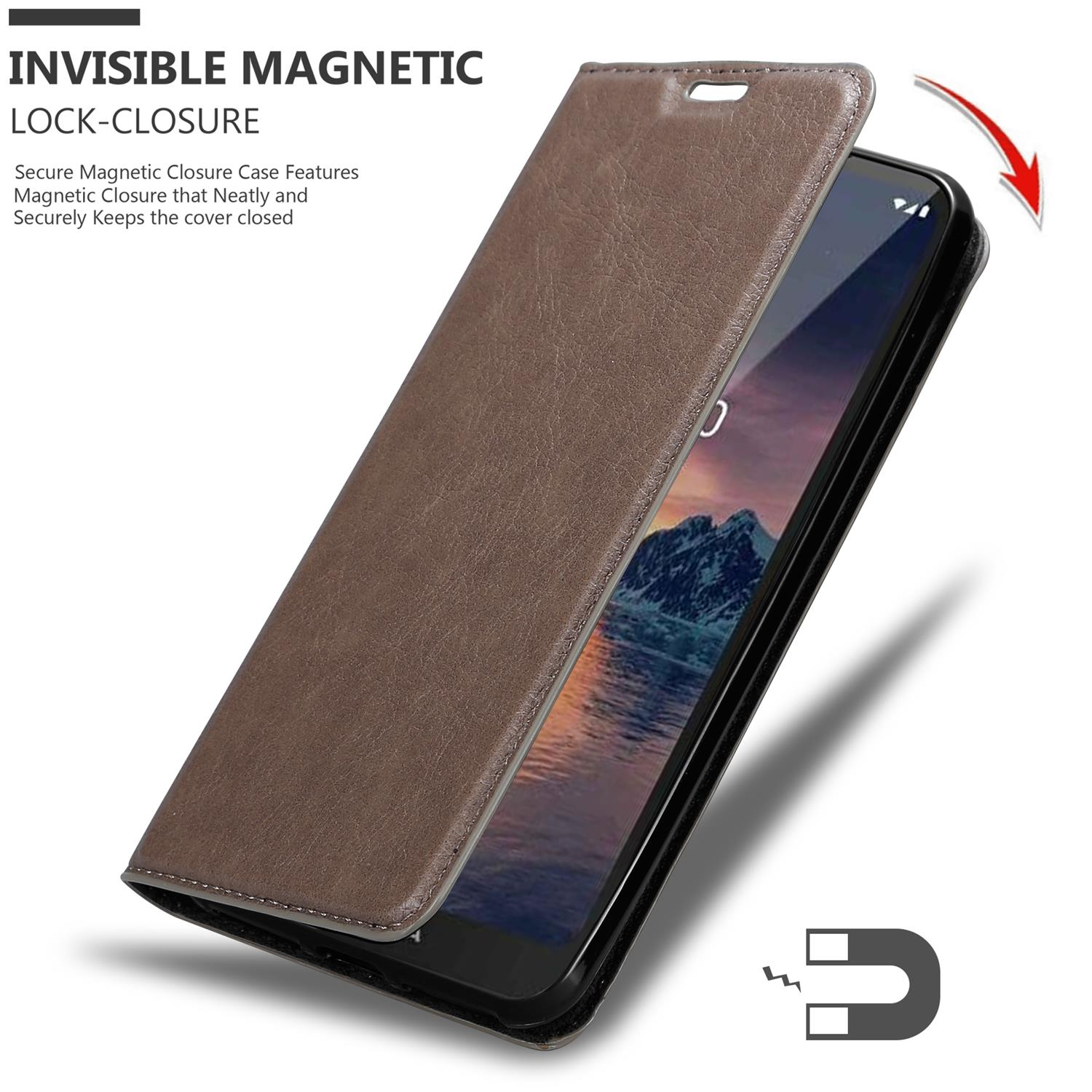 Custodia per telefono marrone aperta, che rivela un telefono. La custodia ha una chiusura magnetica.