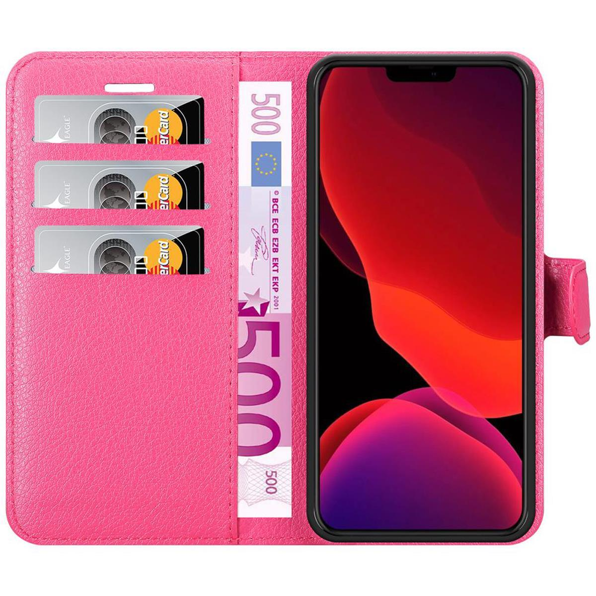 Una custodia a portafoglio per telefono rosa con un telefono, carte e denaro all'interno. La custodia è aperta.