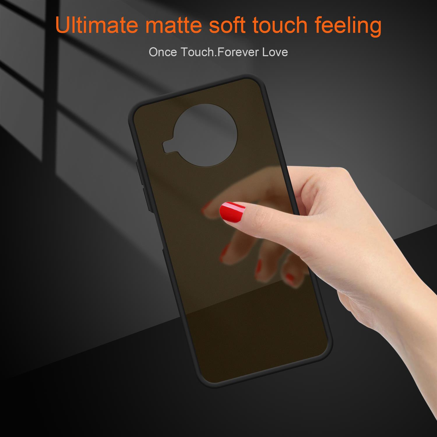 Eine Hand hält eine Handyhülle, mit Telefon. Die Hülle ist schwarz, die Hand rot.