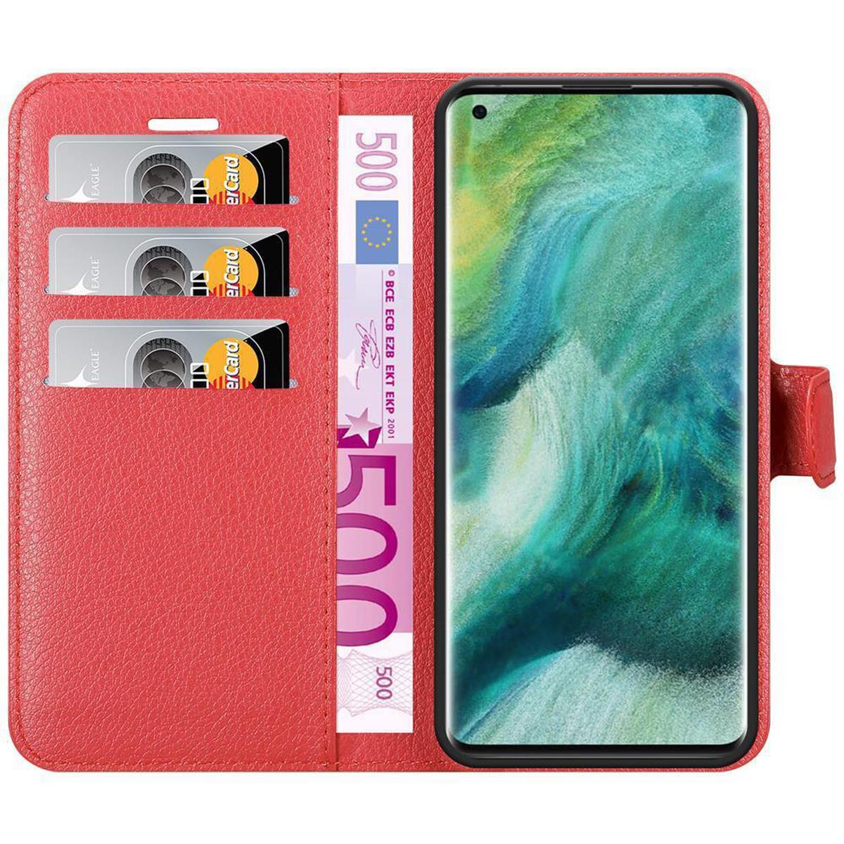 Custodia rossa per telefono aperta, con telefono, carte di credito e denaro visibili. Primo piano.
