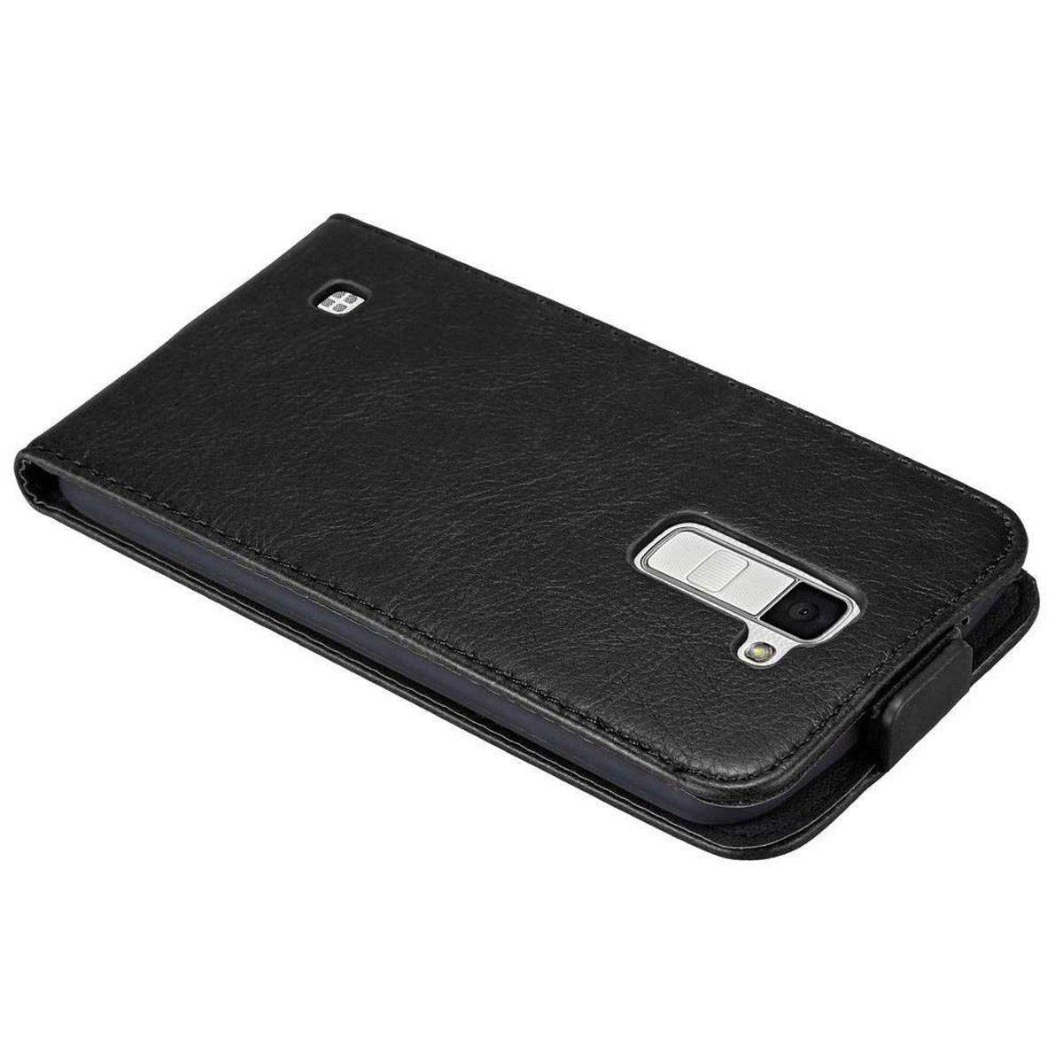 Funda de teléfono negra, cerrada. El teléfono está dentro. Primer plano del orificio de la cámara. Fondo blanco.