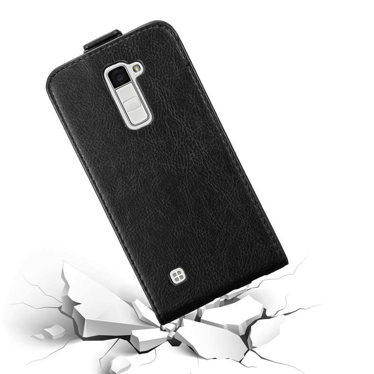 Funda de cuero negra abierta sobre superficie agrietada. Teléfono visible.