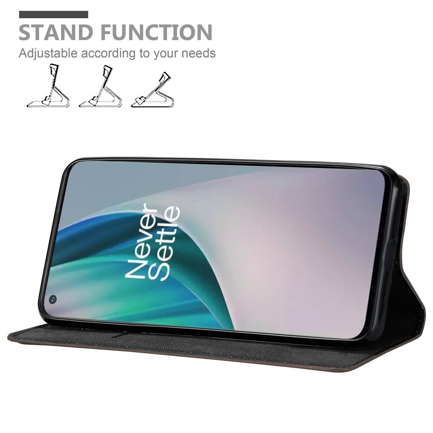 Un telefono all'interno di una custodia nera con funzione stand. Lo schermo del telefono mostra le parole 'Never Settle'.