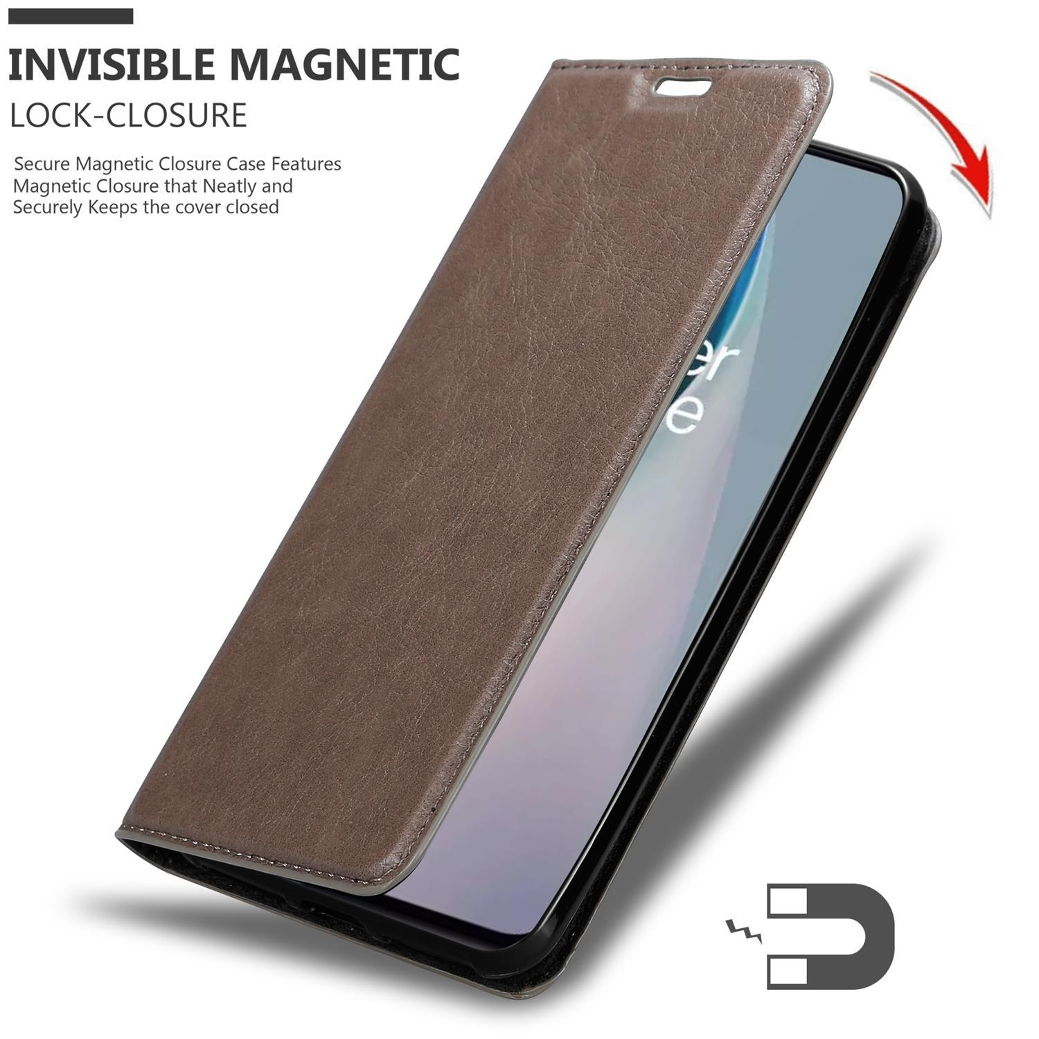 Una custodia in pelle marrone con un telefono all'interno. Il testo sulla custodia dice Chiusura magnetica invisibile.