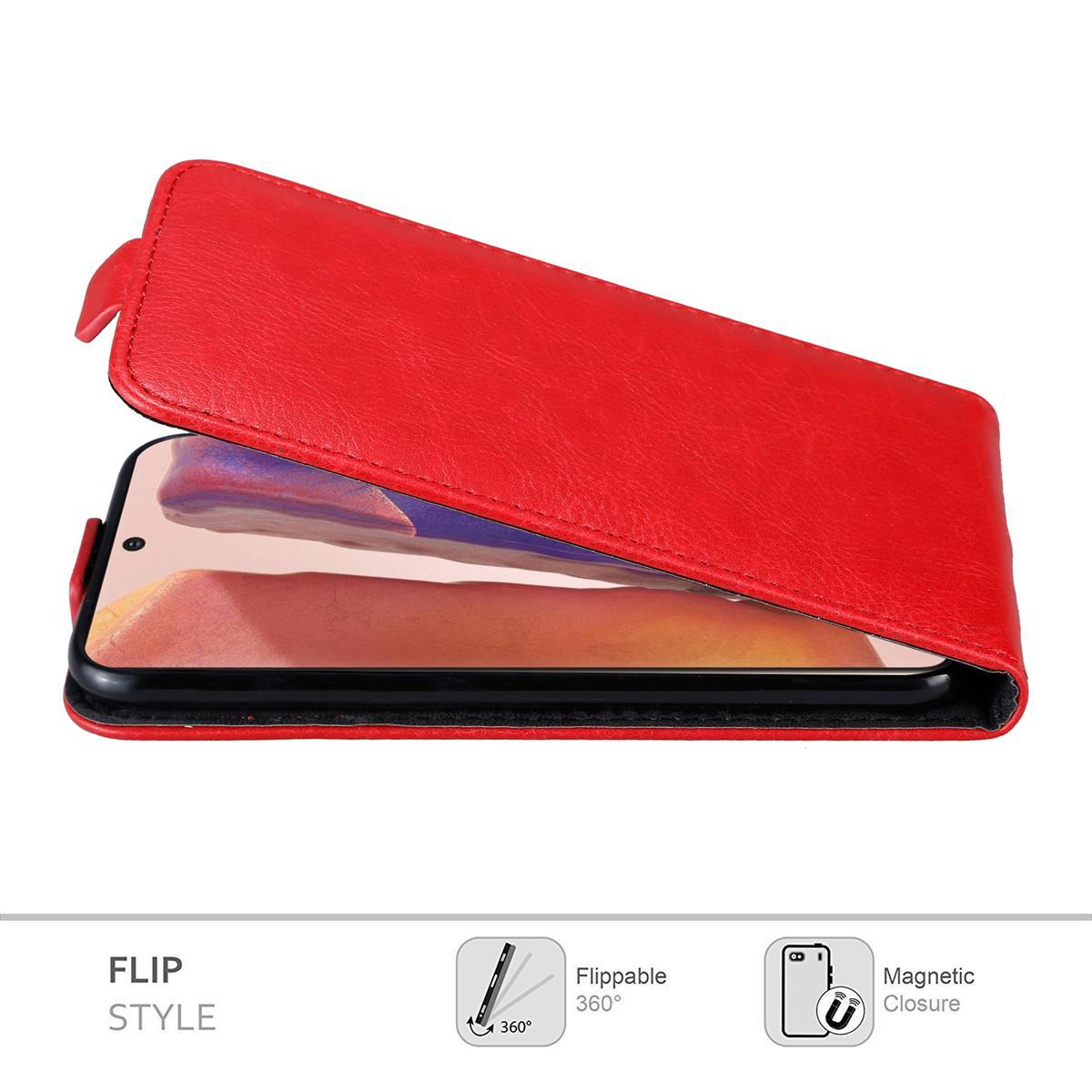Una custodia rossa per telefono aperta. C'è un telefono dentro. La custodia ha una chiusura magnetica sul fondo.