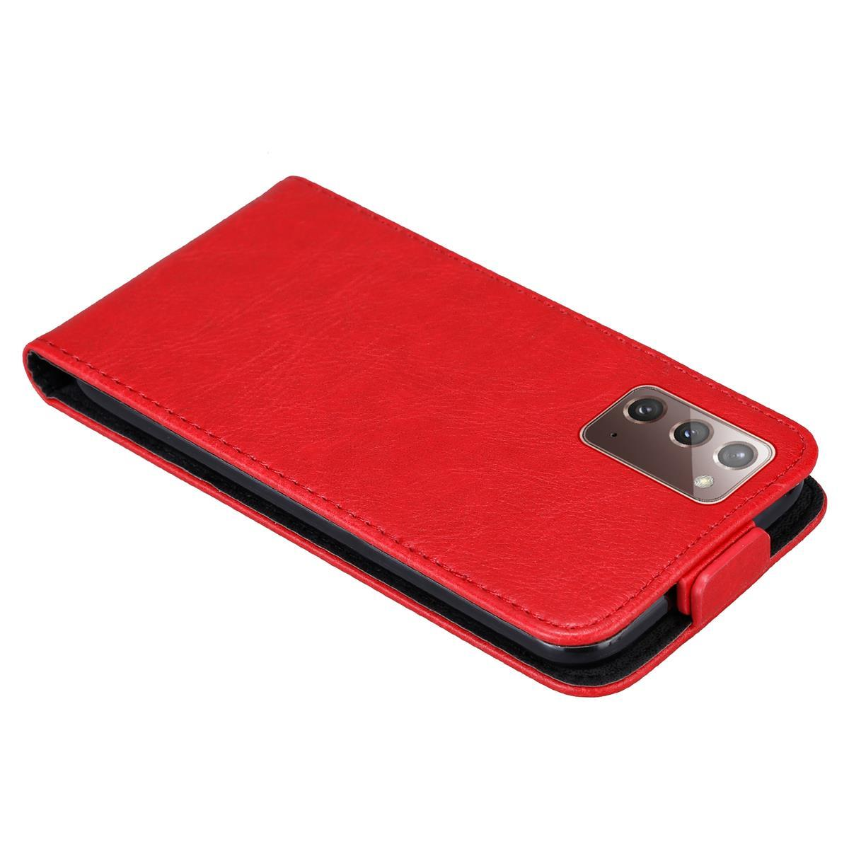 Una custodia rossa per telefono con telefono all'interno, chiusa. La custodia è in pelle.