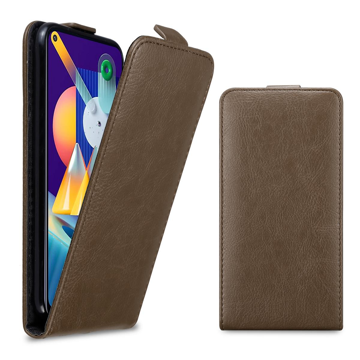 Eine braune Handyhülle, geöffnet, um ein Telefon zu zeigen. Das Telefon ist schwarz und die Hülle befindet sich vor einer weißen Oberfläche.