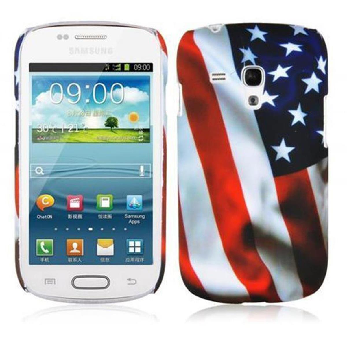 Telefon mit US-Flaggen-Design. Telefon zeigt Uhrzeit und Datum. Weißer Hintergrund. Eine andere Ansicht des Telefons.