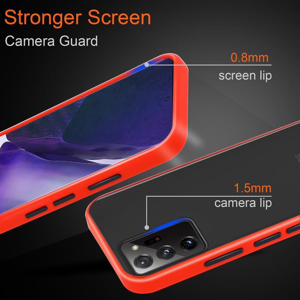 Gros plan sur un étui de téléphone avec bord rouge, montrant la protection écran et caméra.