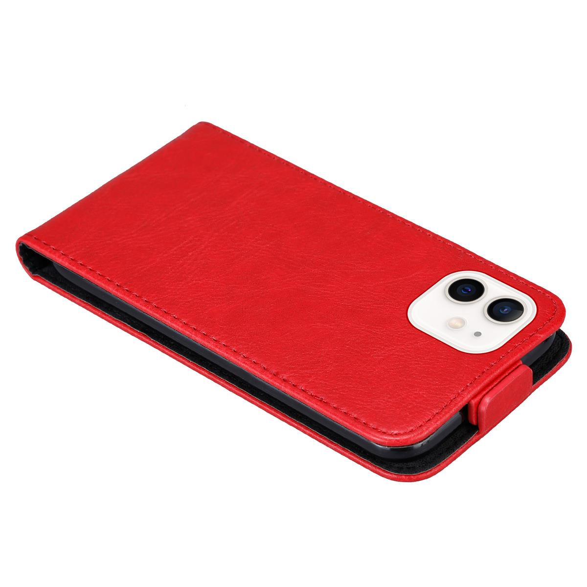 Una custodia per telefono in pelle rossa aperta, che mostra il telefono e le fotocamere.