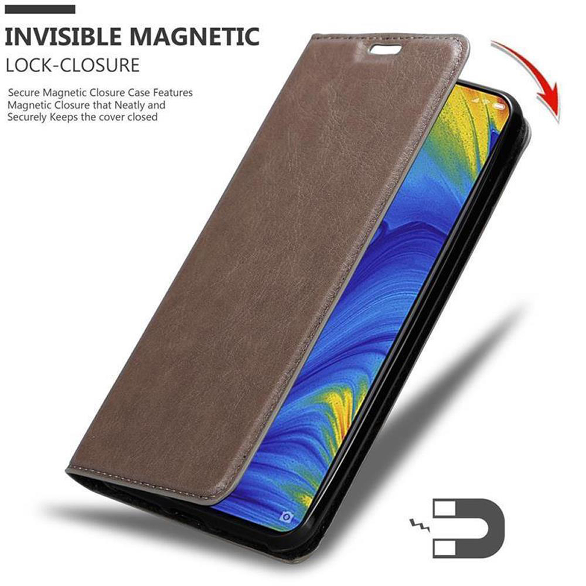 Braune Handyhülle mit geöffneter Klappe. Text: Invisible Magnetic Lock-Closure.