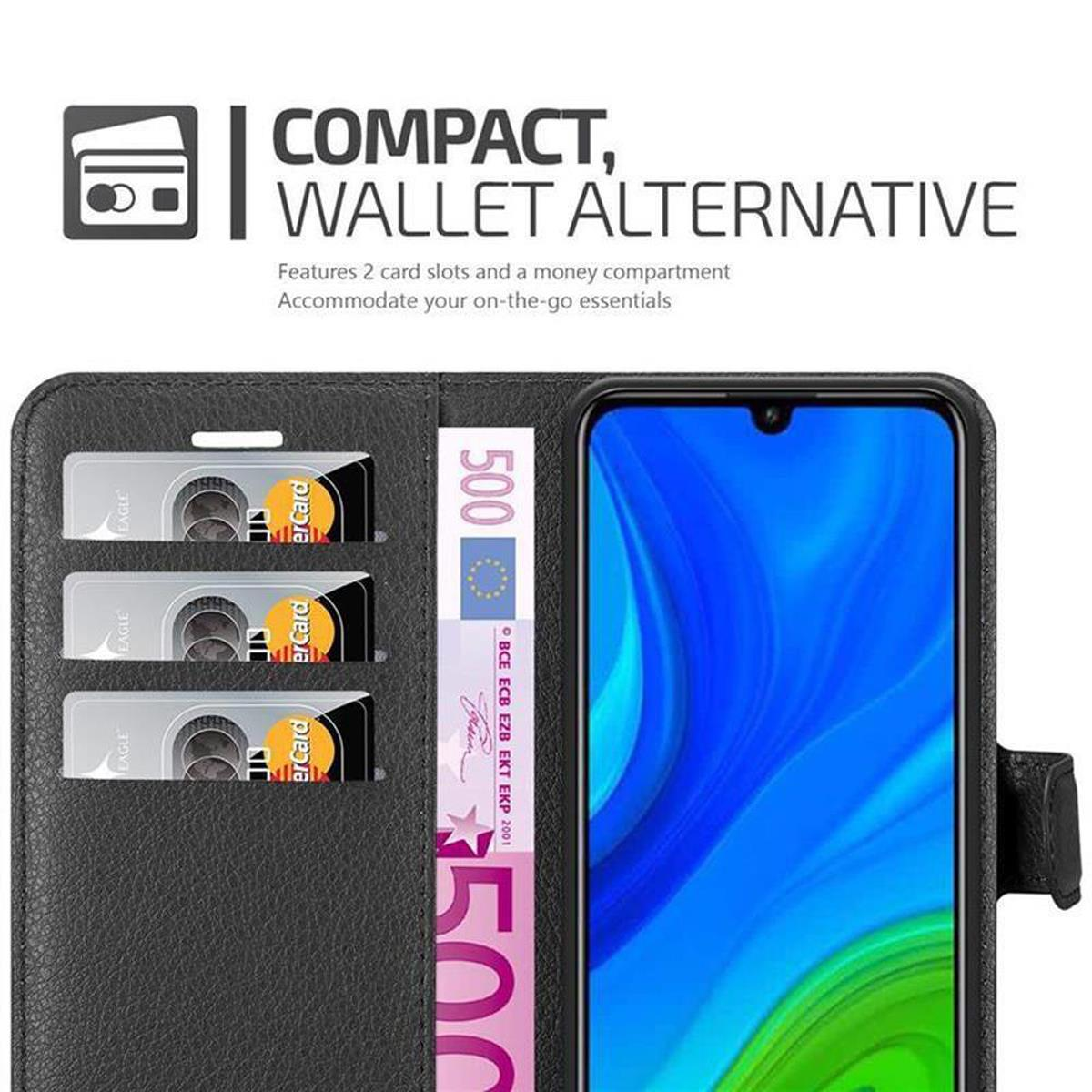 Custodia nera per telefono con telefono all'interno, tre slot per carte e una banconota da 500 euro. Alternativa al portafoglio compatto.