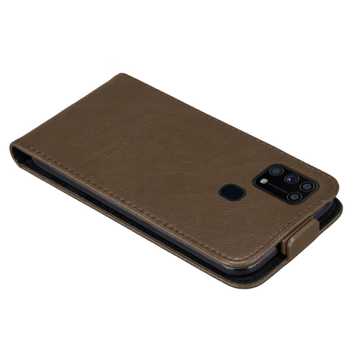 Braune Handyhülle, mit Telefon. Die Hülle ist geschlossen.