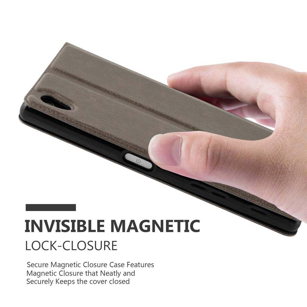 Mano sosteniendo funda cerrada. La funda es marrón con cierre magnético.