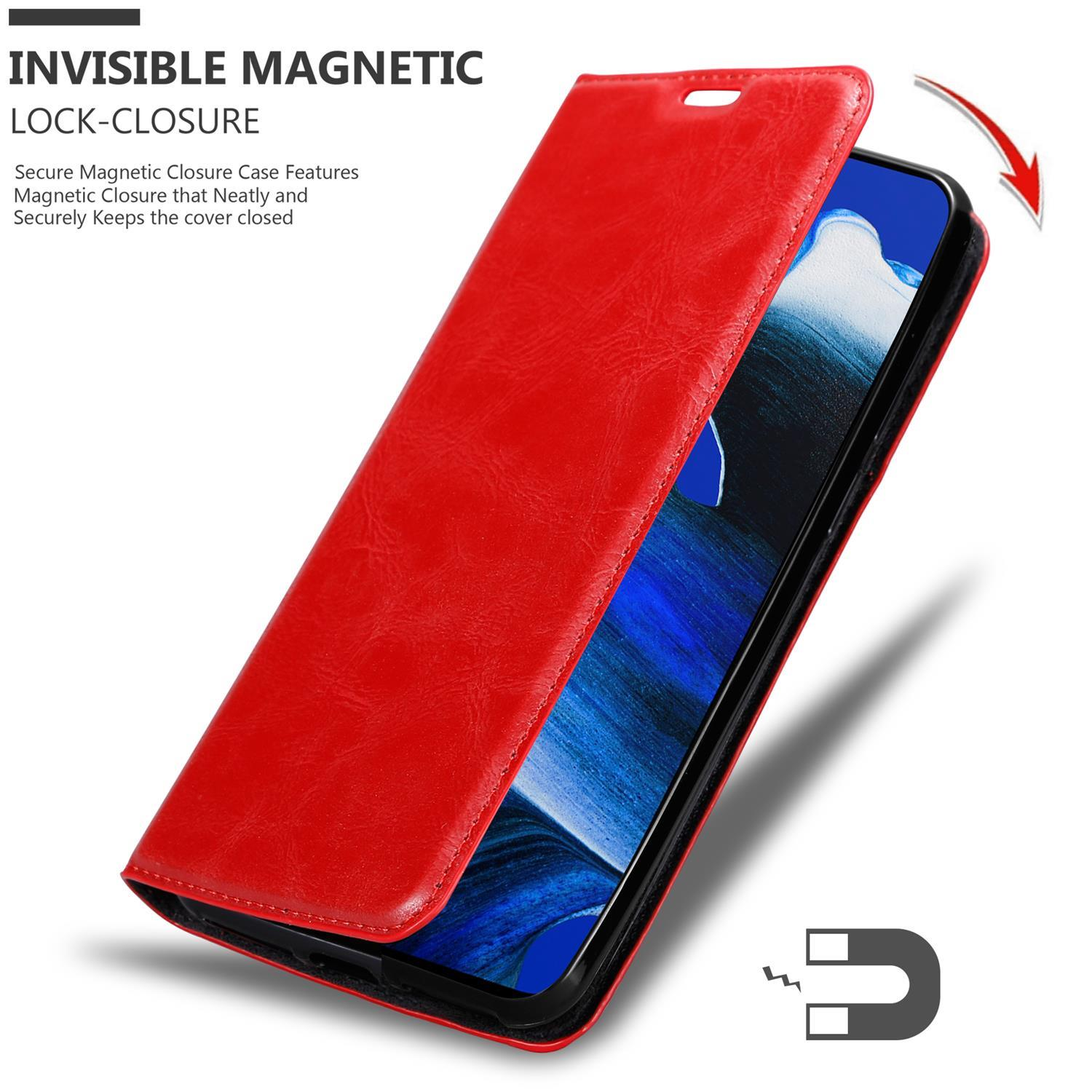 Una custodia per telefono rossa è aperta, rivelando un telefono. La custodia ha una chiusura magnetica. Una freccia mostra l'apertura.