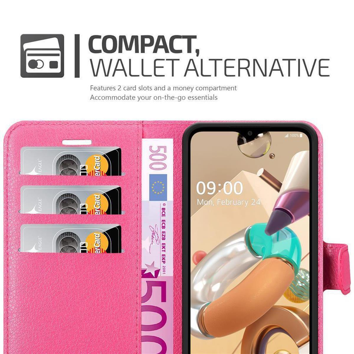 Una custodia per telefono rosa con telefono e carte. Lo schermo è acceso. La custodia ha 2 slot per carte.