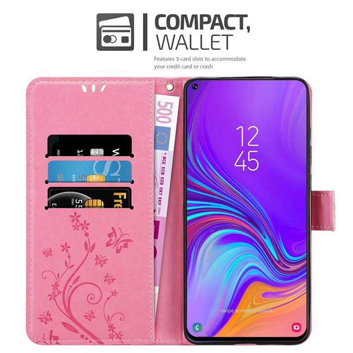 Una custodia a portafoglio rosa aperta che mostra carte e denaro. Il telefono mostra l'ora. Il testo è 'COMPACT, WALLET'.