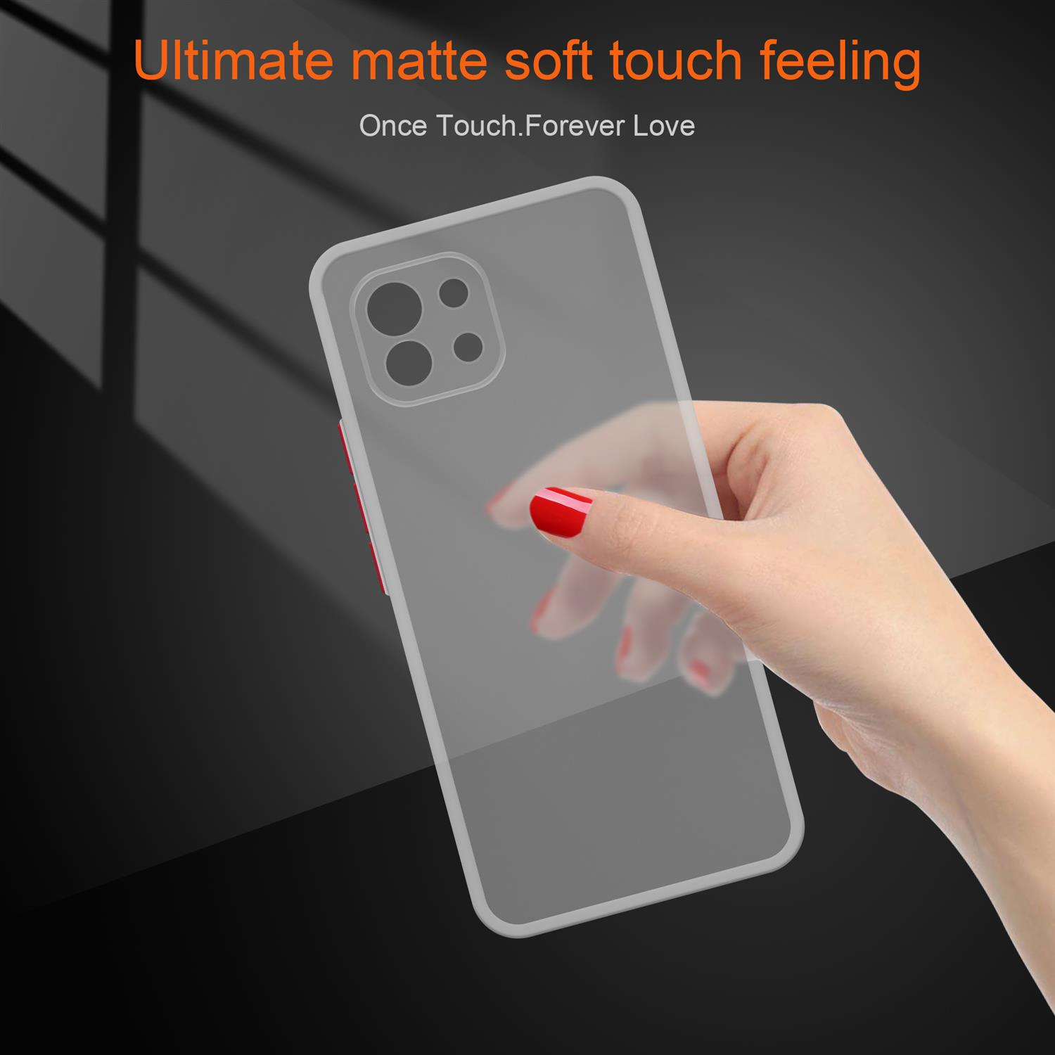 Mano che tiene una custodia trasparente per telefono. Testo: Ultimate matte soft touch feeling.