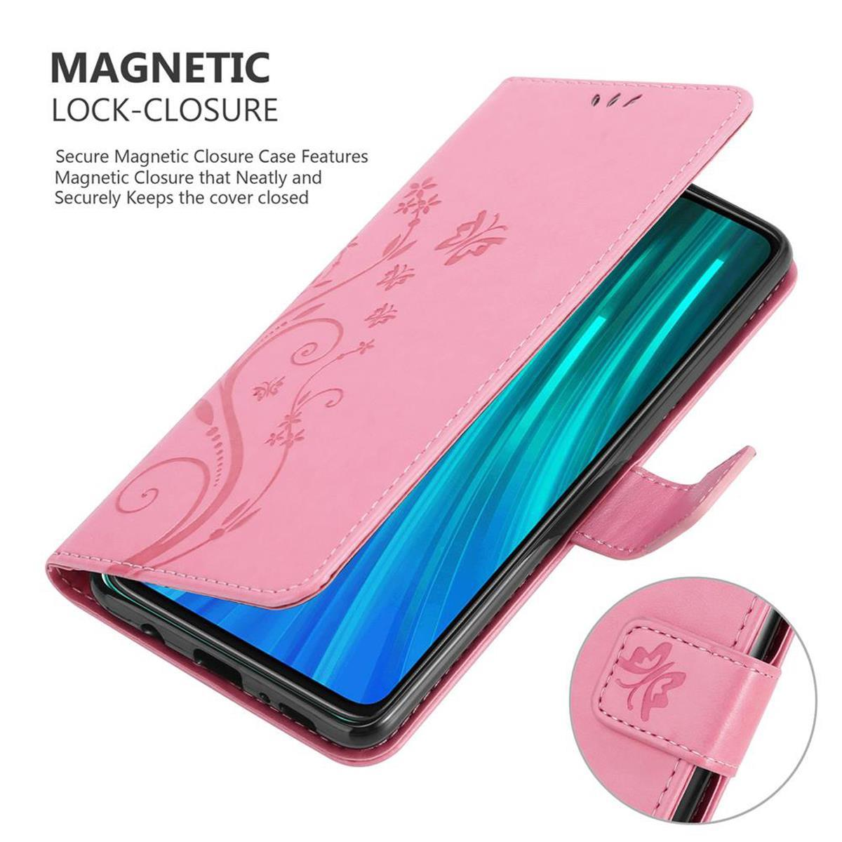 Offene rosa Handyhülle mit Telefon. Blumenmuster und Magnetverschluss. Telefon zeigt blauen Hintergrund.