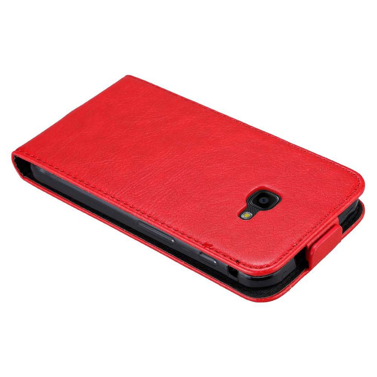 Custodia rossa chiusa. Un telefono nero dentro. Su sfondo bianco.