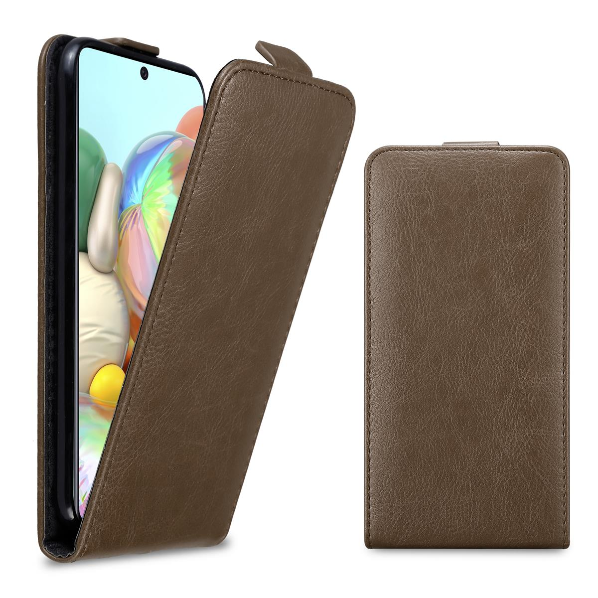 Eine braune Handyhülle mit einem Telefon, offen und geschlossen gezeigt, zwei Ansichten.