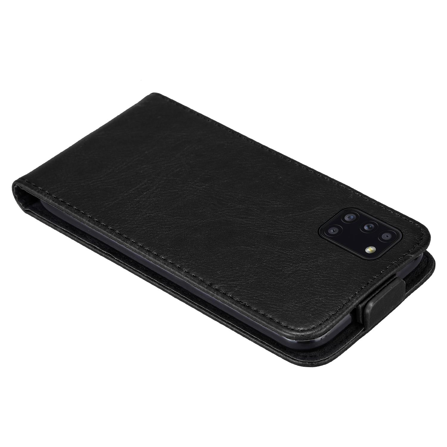 Schwarze Handyhülle mit einem Telefon darin. Die Hülle ist geschlossen. Die Kamera des Telefons ist auf der Rückseite sichtbar.