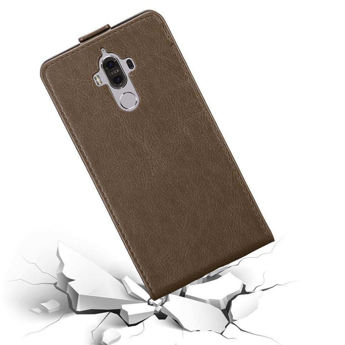 Braune Handyhülle, mit Telefon darin. Die Hülle liegt auf weißem, zerbrochenem Boden.