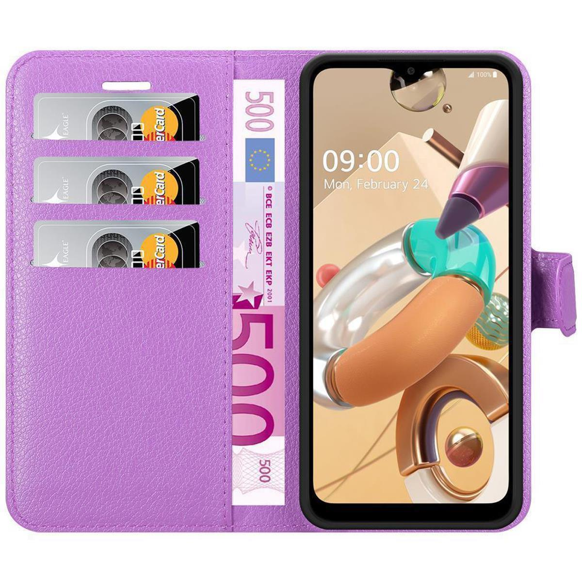 Una custodia a portafoglio per telefono viola con un telefono, carte e denaro all'interno. La custodia è aperta.
