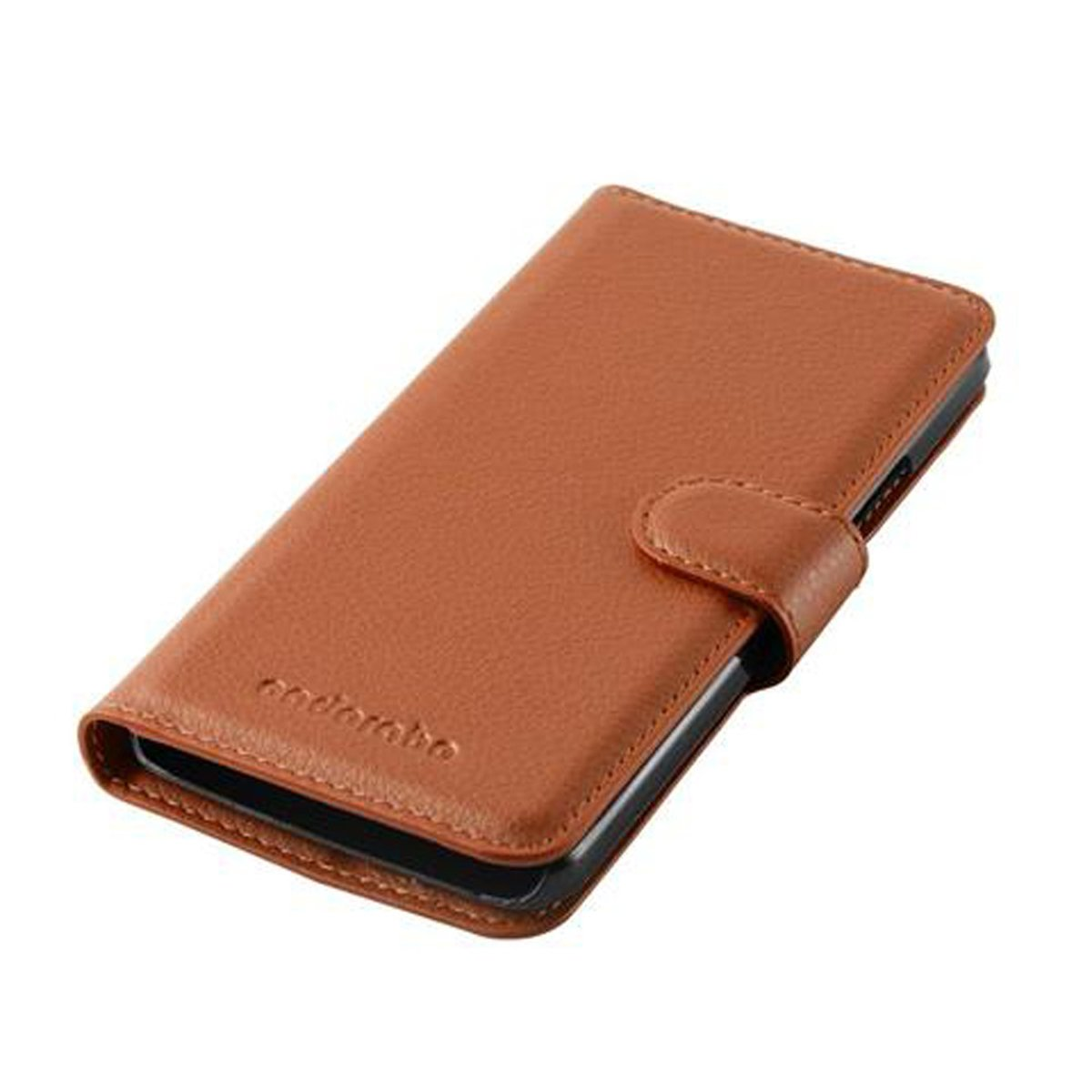 Custodia per telefono in pelle marrone, chiusa, con chiusura magnetica. Il marchio è in rilievo.