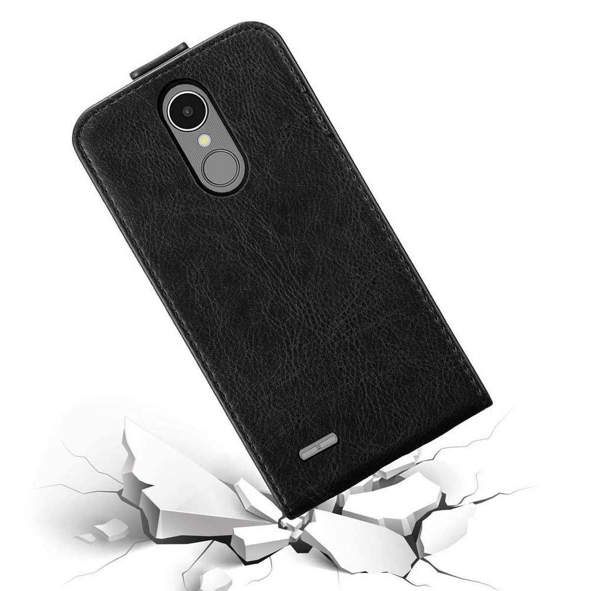 Una custodia per telefono in pelle nera. È chiusa e sembra essere caduta. Le crepe appaiono sul terreno.