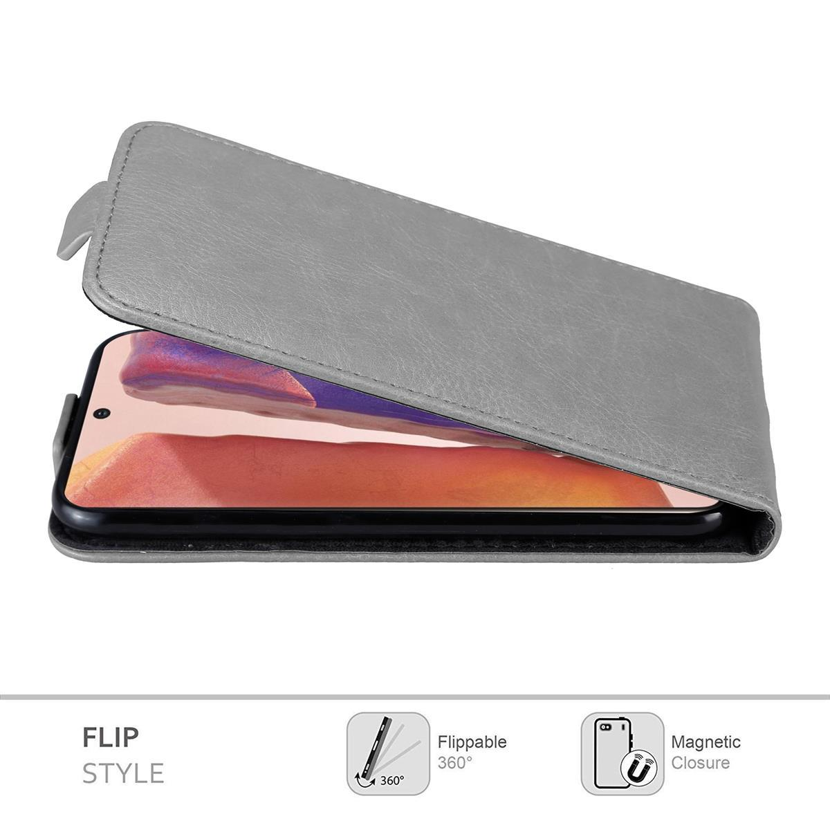 Una custodia per telefono grigia stile flip con un telefono all'interno, la custodia è aperta e il telefono è visibile.