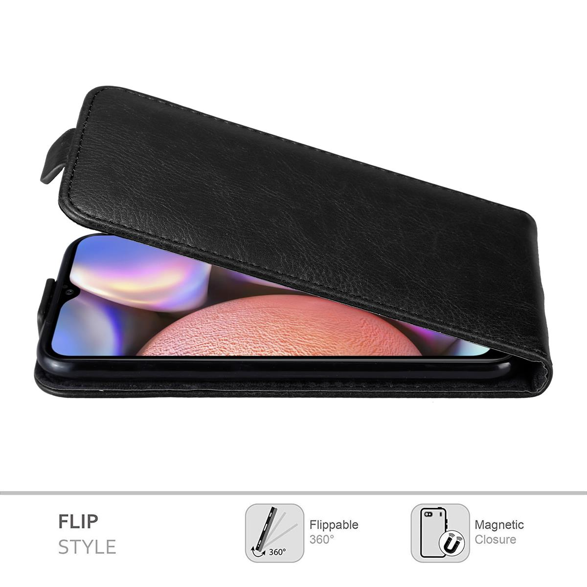 Custodia per telefono in pelle nera con coperchio a ribalta. Schermo del telefono visibile. Sfondo bianco.