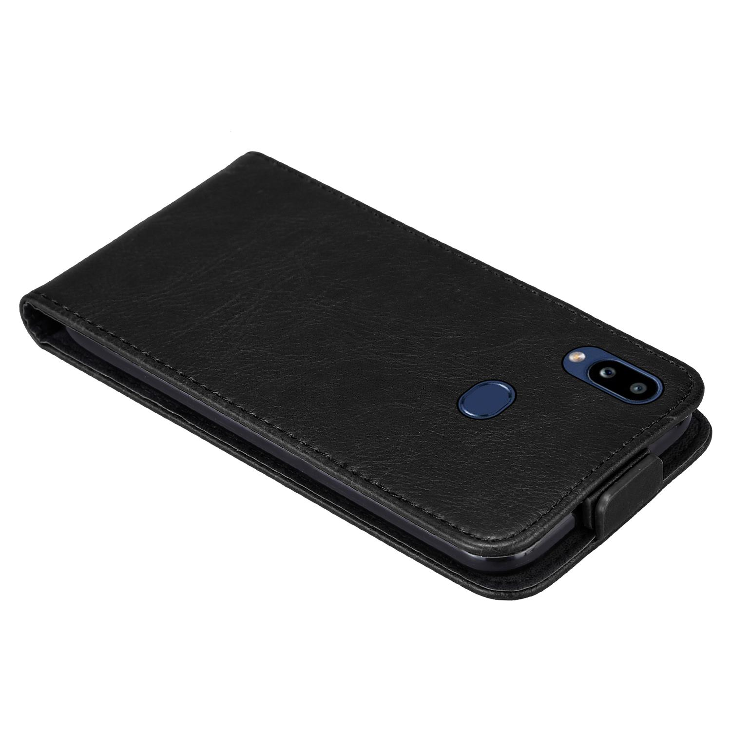 Custodia per telefono nera chiusa. Il telefono è all'interno. La custodia ha una doppia fotocamera.